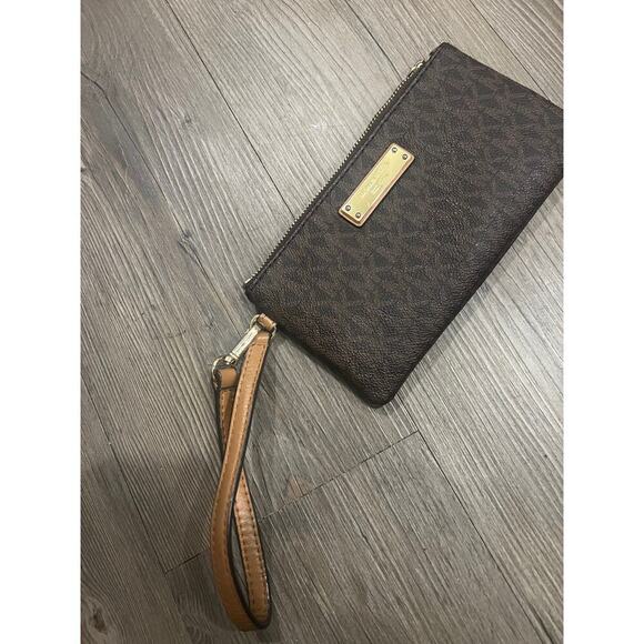 Michael Kors Handbags - Michael Kors Wristlet